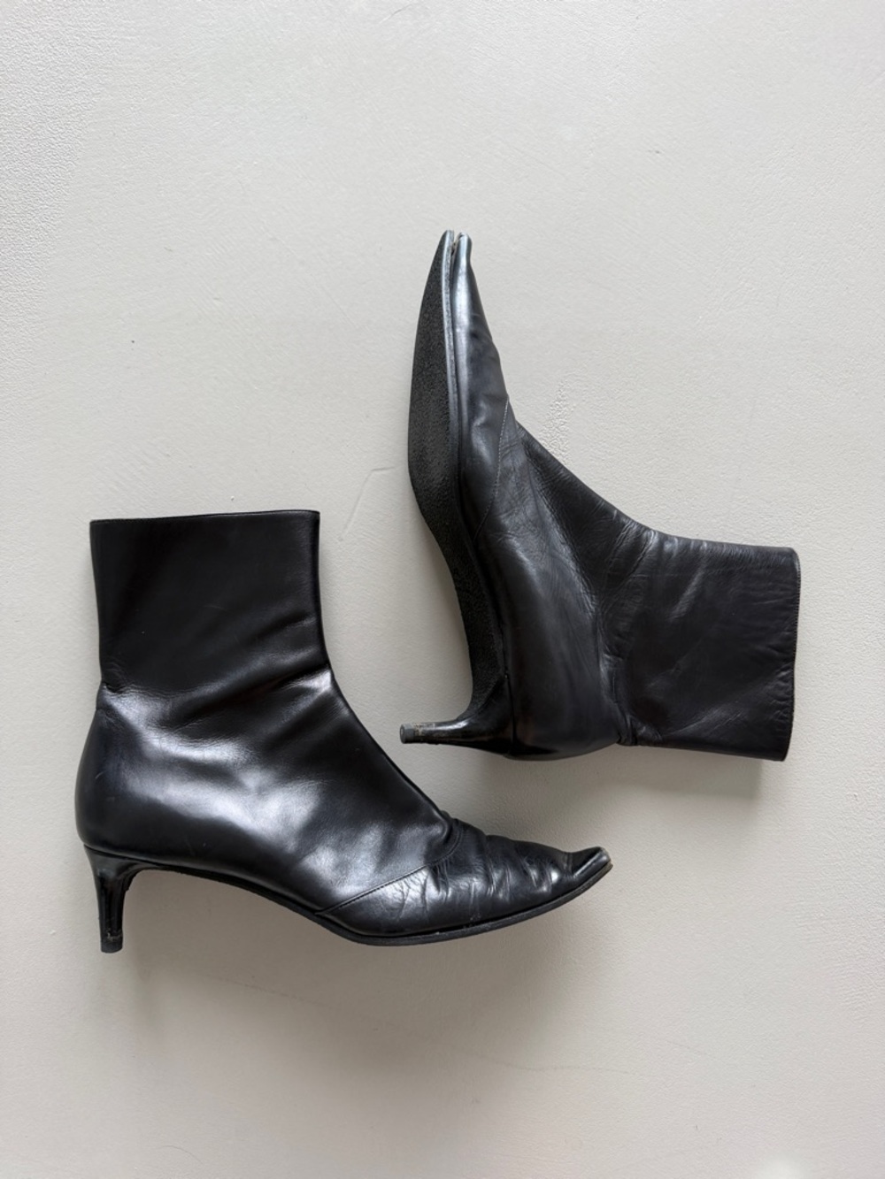 Gucci Black Pointed Toe Leather Mid-Calf Boots with Side Zip Accent - Picture 4 of 4
